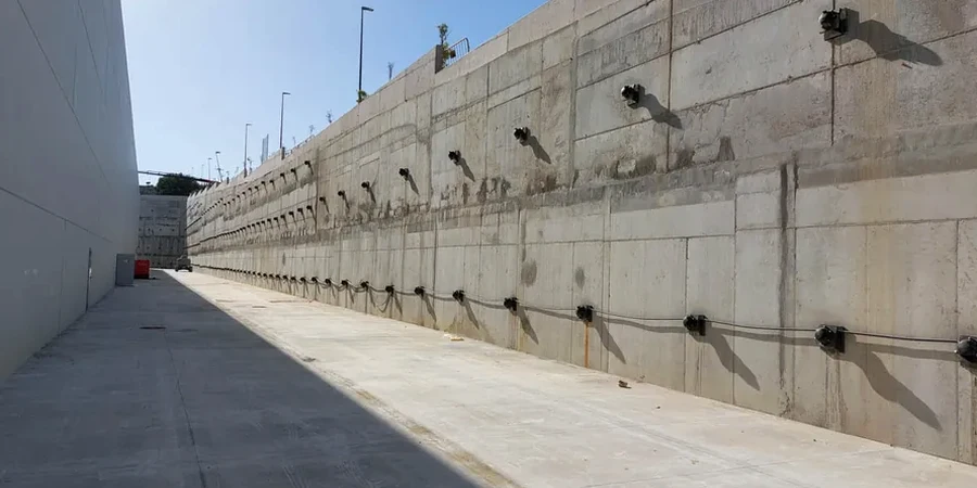 Anclajes Activos y Pasivos en Alto Hospicio: Diseño Geotécnico para Suelos Salinos