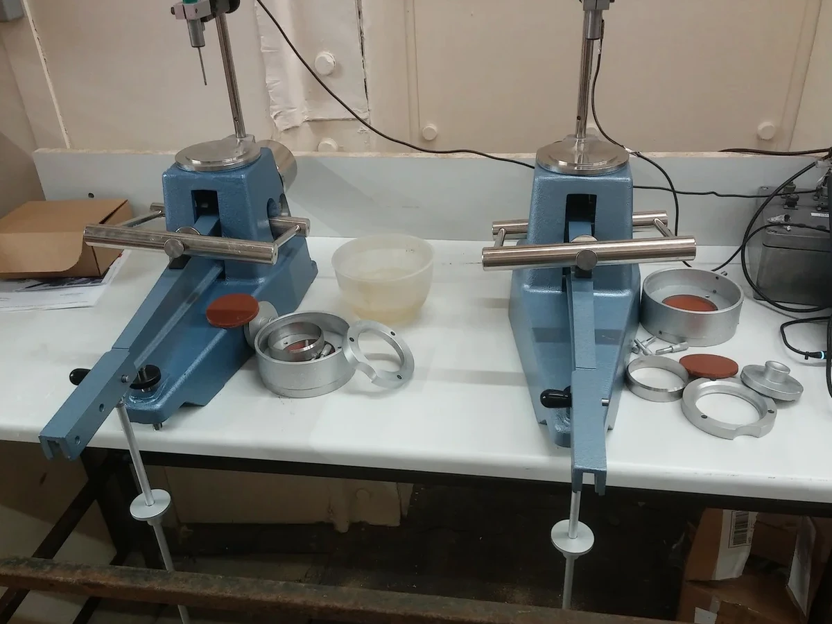 Determinación de Límites de Atterberg en Alto Hospicio: Plasticidad y Clasificación de Suelos Finos